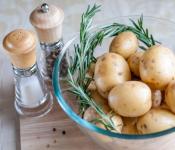 Картофель, запеченный с розмарином и чесноком Картошка с розмарином в духовке рецепт