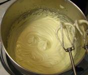 Paano gumawa ng butter cream na may condensed milk at egg whites