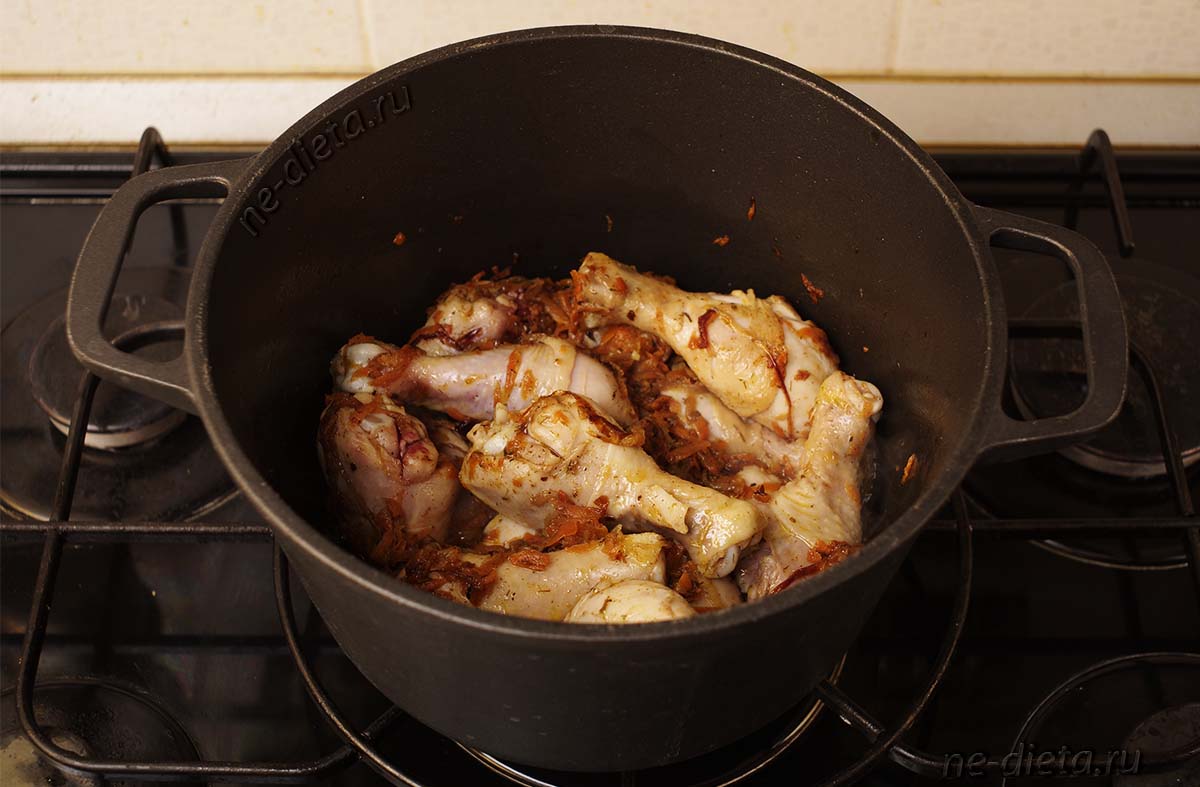 Приготовить курицу с картошкой в казане. Жаркое из курицы в кастрюле. Жареная курица в казане. Жаркое с курицей и картошкой в кастрюле. Курица с картошкой в казане на плите.