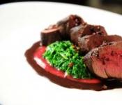 Venison na may lingonberry sauce